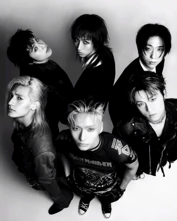UpdateKBoys's tweet photo. 🚨 Segundo Gunil (ex-Xdinary Heroes), o motivo de sua saída do grupo foi o vazamento de um áudio em que ele desabafava sobre "fãs" que criticavam e perseguiam os membros com um conhecido.  Confira a transcrição do diálogo vazado:
  
Gunil: Isso dá um estresse do caramba, sabe...
???: Por isso fizeram aquela reunião mais cedo?
 Gunil: Ah, a reunião na verdade a gente sempre faz depois que o show acaba... Aí dizendo... tipo... 'olhem o Twitter de vocês ou o que quer que seja e por favor vejam e se toquem', tipo isso...
???: Nossa... Como vão melhorar isso?
Gunil:  É, falando essas merdas, essas desgraçadas me deixam com um ódio absurdo, sério. Por isso não tem como não pegar aversão disso tudo. 

#XdinaryHeroes #엑스디너리히어로즈 #Gunil #구건일