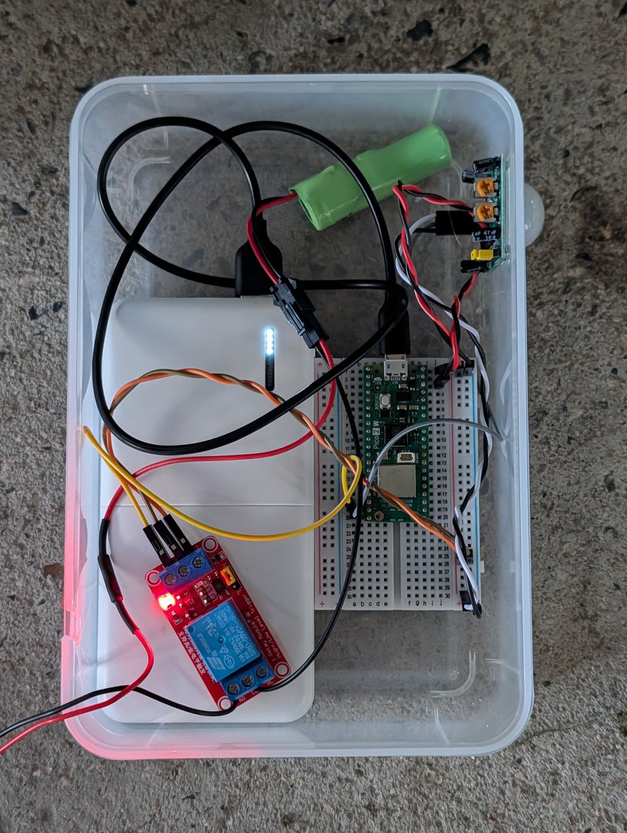 59xa's tweet photo. とりあえず完成？

ダイソーでタッパーとブックスタンドを買って取り付けてみた。

​#RaspberryPi #ラズパイ #電子工作 #MicroPython #DIY #獣害対策 https://t.co/qIWxtfZcHV