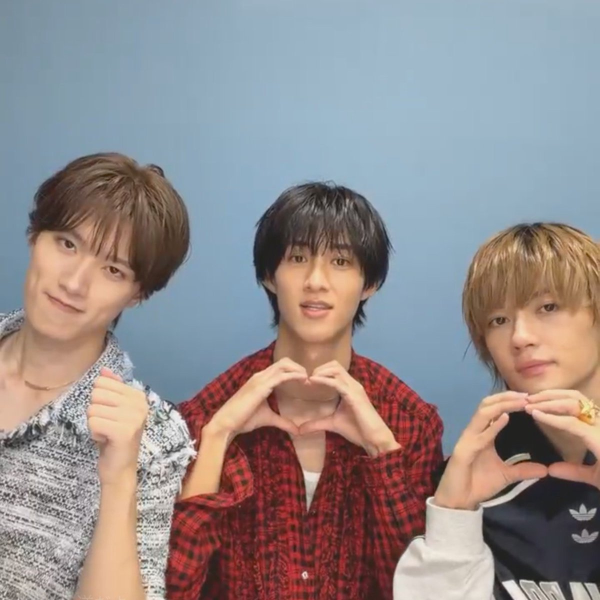 llc__run's tweet photo. 舜ちゃん改めてインスタ100万おめでとう🥳
1担当の柔ちゃんハマってニッコニコの3人のおかげで、仕事でエビライ配信リアタイできなかったのも報われた🥹
最初反転に気づかず、1担当してる佐野さんも入れとこ🫶🏻 https://t.co/vzQ6msHUiR
