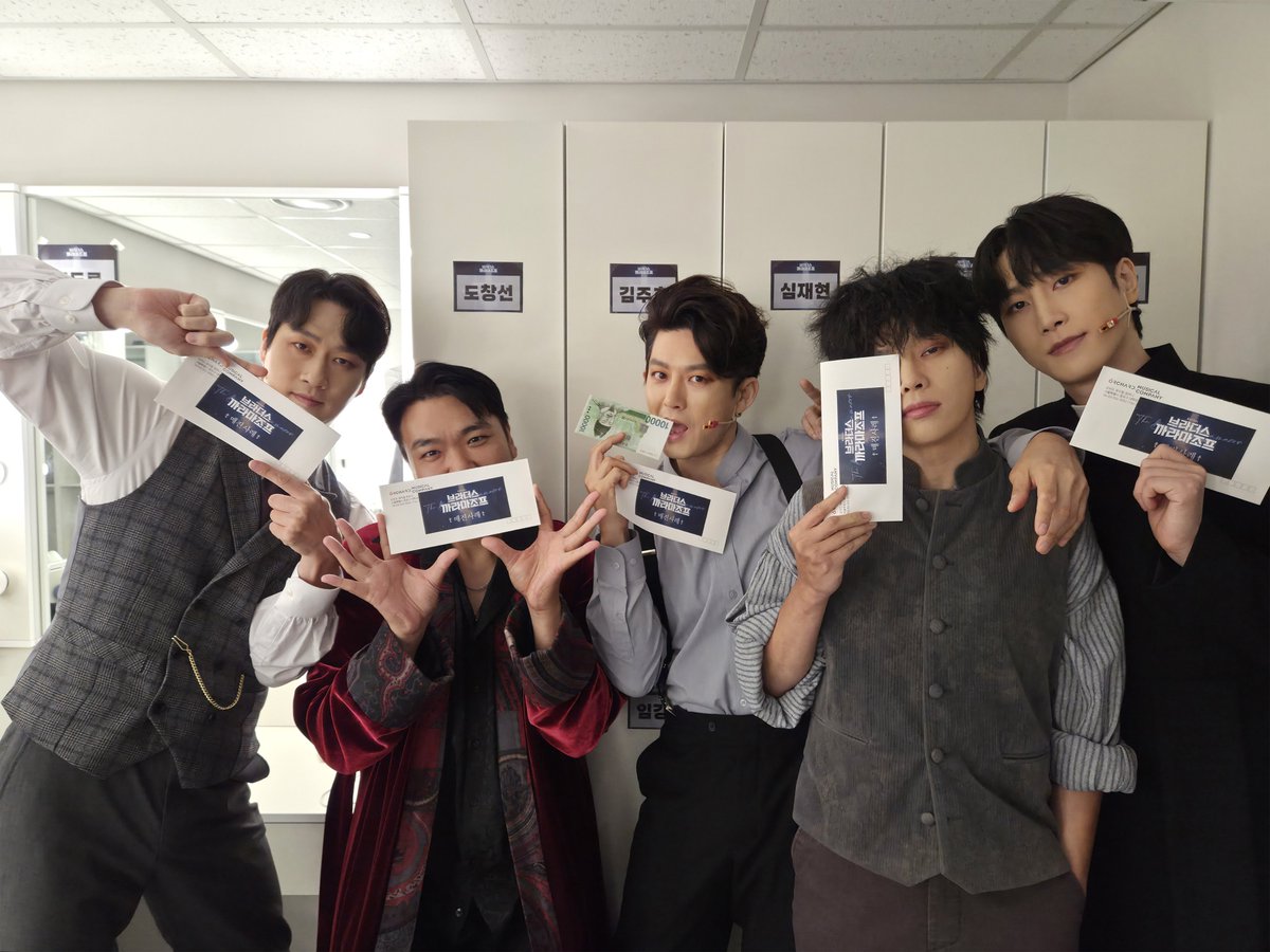 orchardmusical's tweet photo. 뮤지컬 #브라더스까라마조프

🥀전석 매진 만원 사례
관객 여러분의 성원에 힘입어 
8/13(목) 20시 공연이 매진되었습니다.
까라마조프가와 함께해 주신 관객 여러분들께 진심으로 감사드립니다.

우리 몸에 살고 있는 폭풍
𝐌𝐔𝐒𝐈𝐂𝐀𝐋 𝐁𝐑𝐎𝐓𝐇𝐄𝐑𝐒 𝐊𝐀𝐑𝐀𝐌𝐀𝐙𝐎𝐕
𝟐𝟎𝟐𝟔.𝟎𝟓.𝟏𝟐-𝟎𝟗.𝟎𝟔
NOL 씨어터 대학로 우리투자증권홀