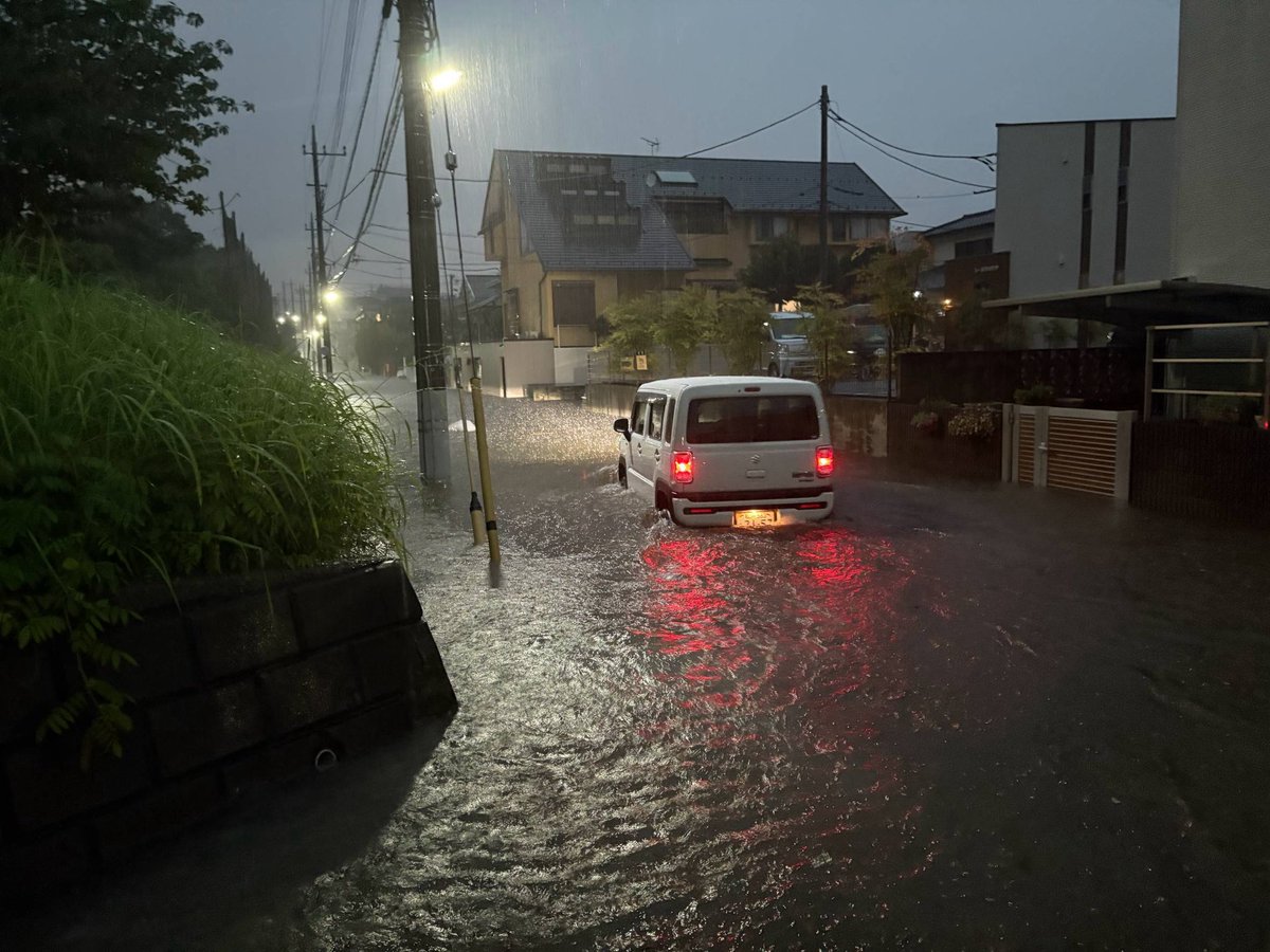 chocola8122's tweet photo. @hasa560806 松戸市に住んで二十数年！
レベル5大雨特別警報⚠️
緊急安全確保を発令なんて始めてです。停電になったら大変なので災害用に購入た充電機器と夫のキャンプ用の大型充電機をフル充電中です。夕飯の残りでおにぎり🍙を作りましたが明日まで降るようなので追加でご飯を炊いて🍙を作ります。 https://t.co/eK9MX4VgKH