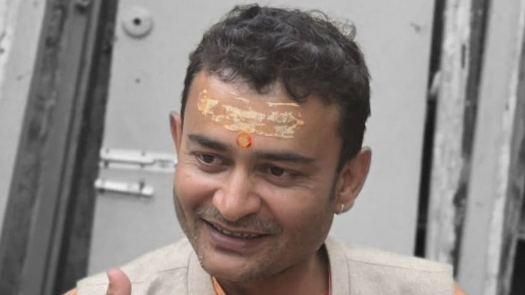 SurajKrBauddh's tweet photo. RSS का छोटा बंदर। 🐒

मल्लिकार्जुन खरगे जी द्वारा उत्तराखंड में कार्यक्रम करने पर यज्ञ-हवन करके उस जगह का "शुद्धिकरण" करने वाला इंसान RSS का बंदर निकला। नाम है; गिरीश चंद्र पांडेय।

दलितों के साथ छुआछूत हो और अपराधी मेरितपुत्र न हो, ऐसा कैसे हो सकता है? RSS का हिंदुत्व बस यही है। https://t.co/5z87bbBBq3