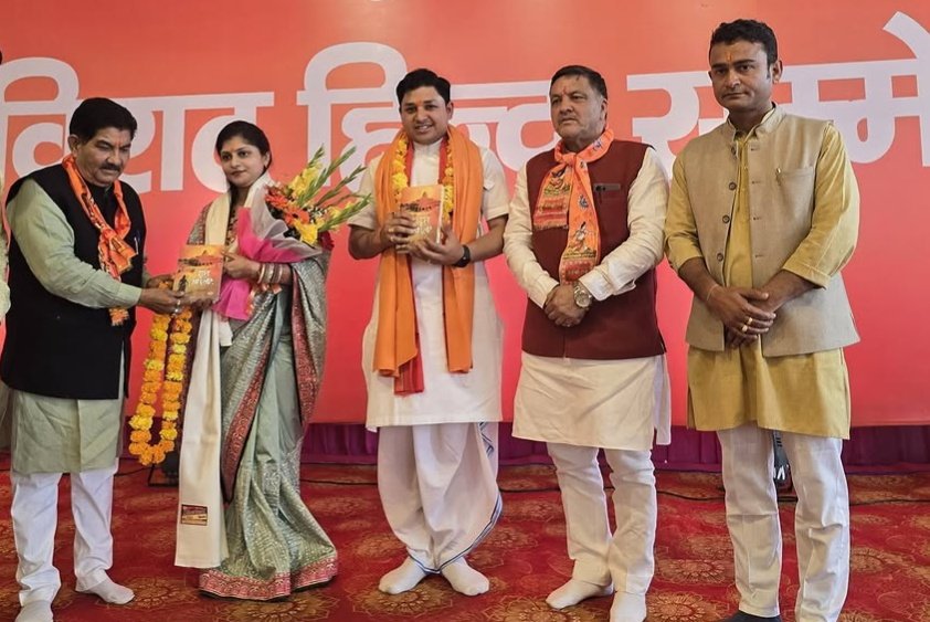 SurajKrBauddh's tweet photo. RSS का छोटा बंदर। 🐒

मल्लिकार्जुन खरगे जी द्वारा उत्तराखंड में कार्यक्रम करने पर यज्ञ-हवन करके उस जगह का "शुद्धिकरण" करने वाला इंसान RSS का बंदर निकला। नाम है; गिरीश चंद्र पांडेय।

दलितों के साथ छुआछूत हो और अपराधी मेरितपुत्र न हो, ऐसा कैसे हो सकता है? RSS का हिंदुत्व बस यही है। https://t.co/5z87bbBBq3