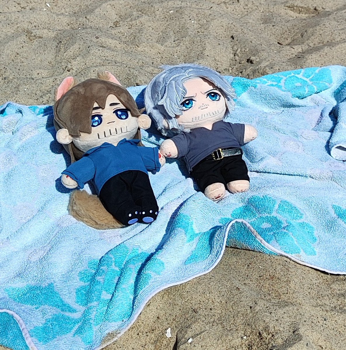 Faro1325's tweet photo. Beach day for Dante and Leon⛱️☀️

I got the Re6 Leon plushie from @mouyashi and the DMC5 Dante from @WonderlandPlush https://t.co/pFL6rsoHUS