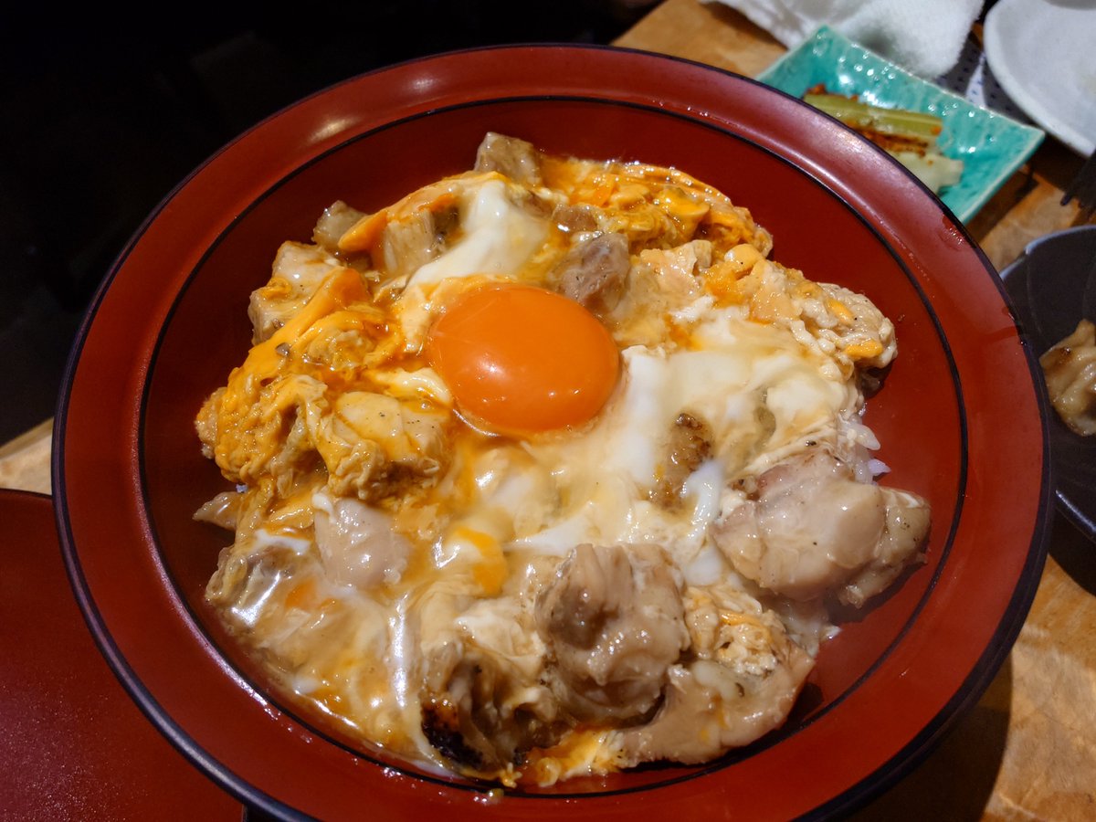 jammworld's tweet photo. 大雨でズボンびしょ濡れ辿り着いた焼き鳥屋

亀戸 文鳥＠親子丼

希少部位カン(ハツモト)が美味しく未だ未だ亀戸の酒場道は奥は深い。明日も仕事なのでしっかり〆を頂く。出汁たっぷりのとろとろの親子丼、美味い！今宵も友人と2人でシェア。 https://t.co/u1olqoDnty