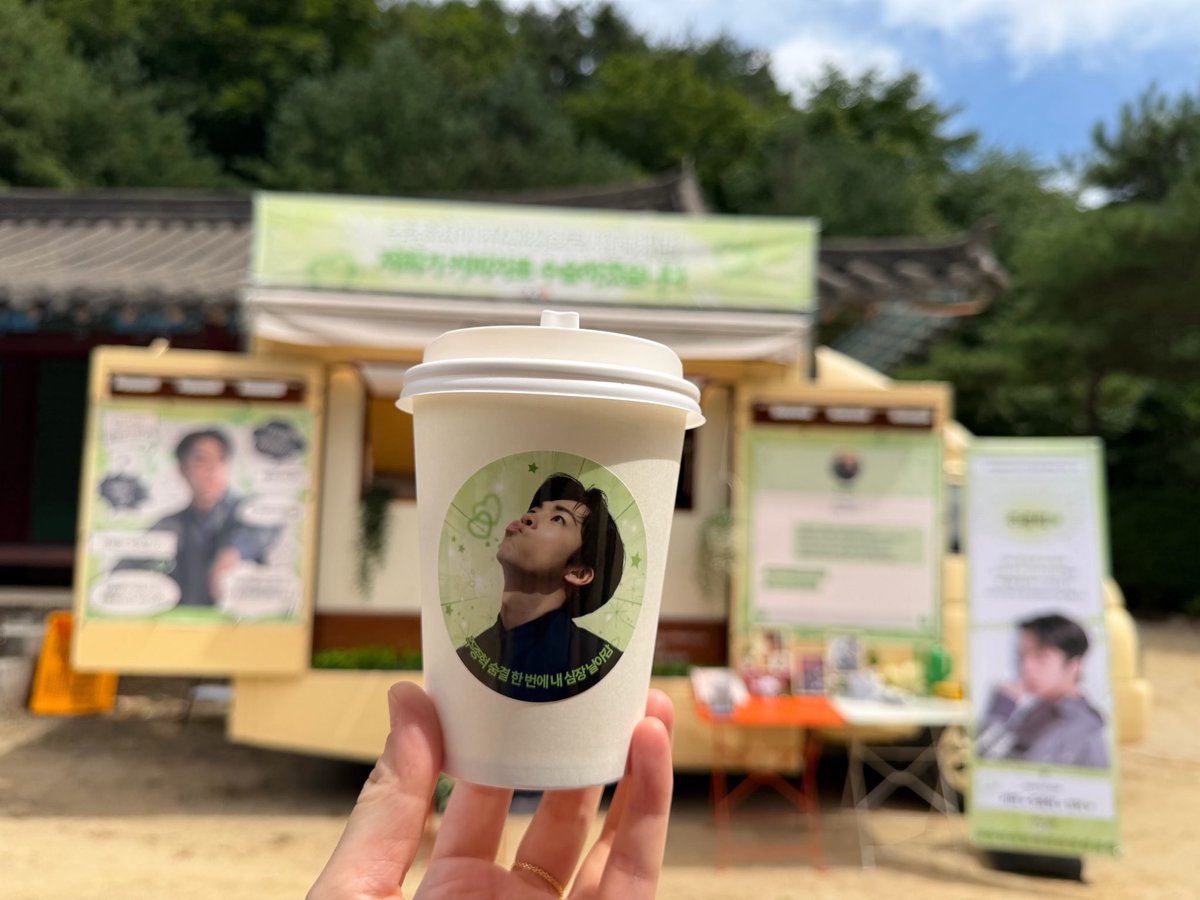 luvmaxed's tweet photo. 260811

첫 커피차 성공 #주종혁 #해오름달열이레 https://t.co/LumhQ7SFr3