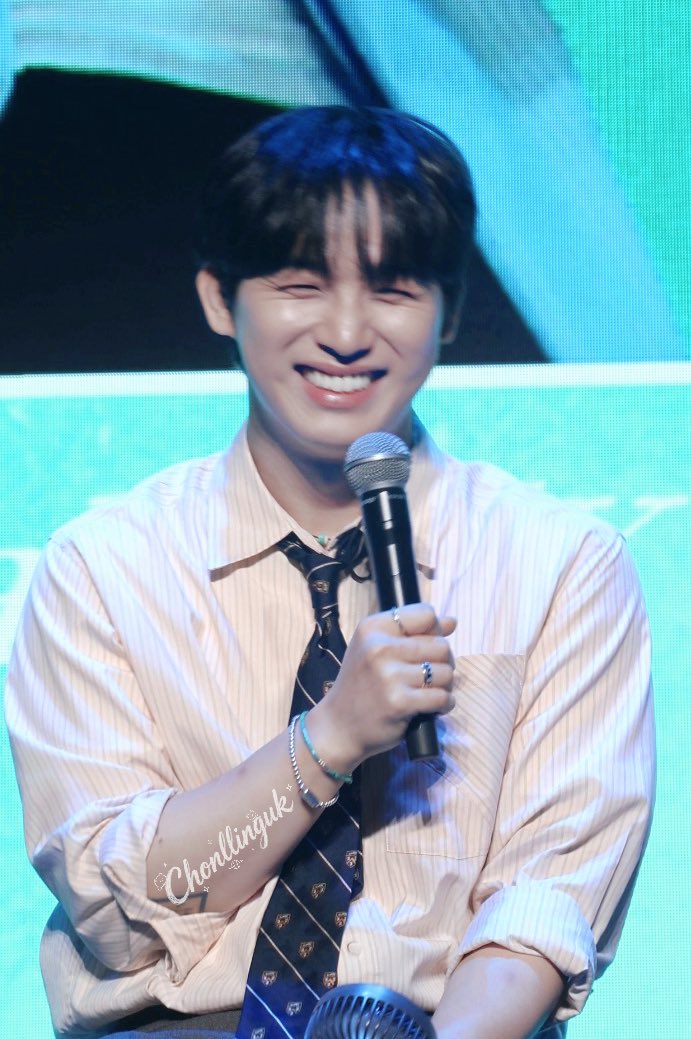 Chonlllinguk's tweet photo. 260802 상해 팬미팅

笑到模糊

#비투비 #BTOB 
#임현식 #현식 https://t.co/6PApStHdtQ
