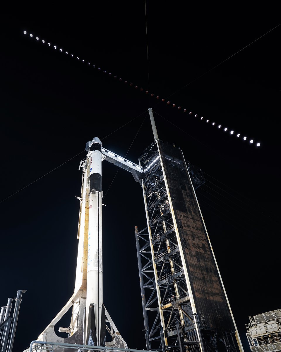 DimaZeniuk's tweet photo. The lunar eclipse above SpaceX 's Dragon and Falcon 9 https://t.co/mgJIZYko67