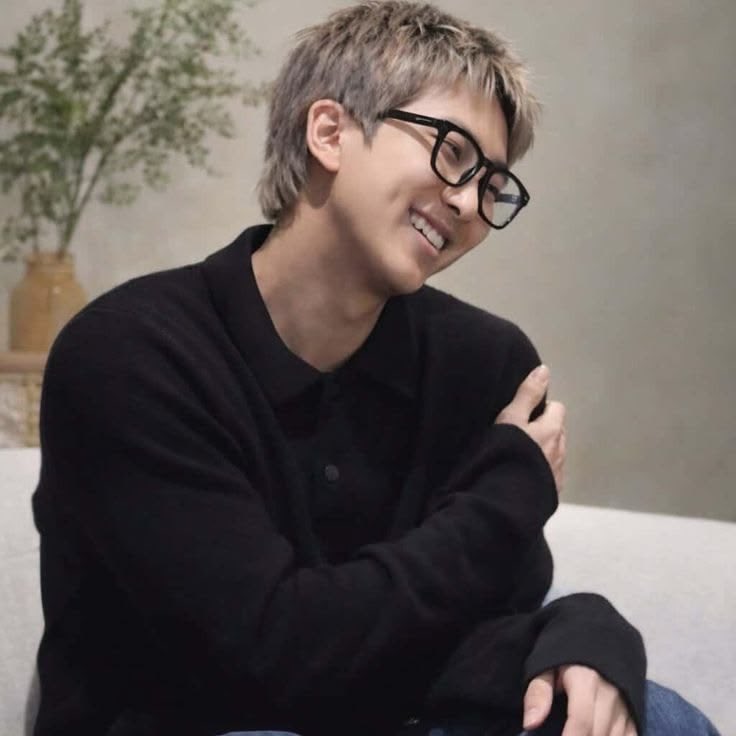 bluerainmari's tweet photo. WE LOVE YOU NAMJOON
WE ARE PROUD OF YOU NAMJOON 
PLEASE RESPECT NAMJOON
WE STAND WITH YOU NAMJOON 
FOREVER WITH NAMJOON
اینقدری امن هستی تو دنیای من که هیچ حرف منفی ای در موردت رو نتونم قبول کنم. https://t.co/yStDxjn2NE