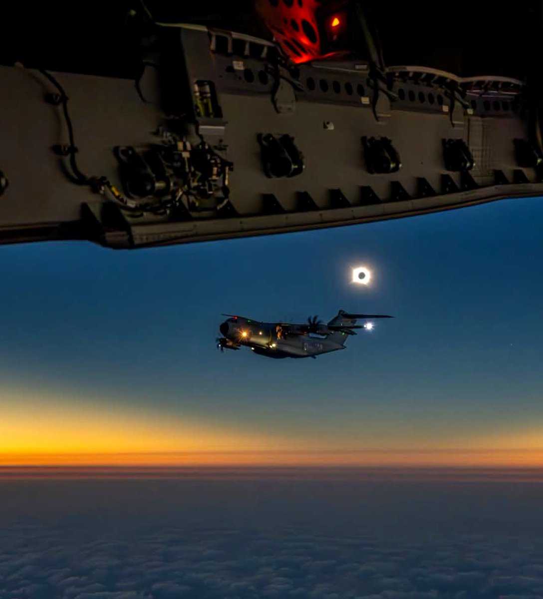 Tom_Antonov's tweet photo. Ok, this is a class shot of a French air force A400M in the solar eclipse.
#eclipse via @Armee_de_lair 
🌕🌖🌗🌘🌙 https://t.co/oTGPBMlKbF