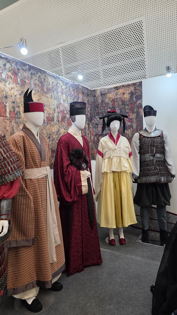 jwh9211's tweet photo. #한복 #hanbok #한복상점
오늘 한복상점 다녀옴
충동구매욕 참느라 미치는줄 https://t.co/KTdmpR76rJ