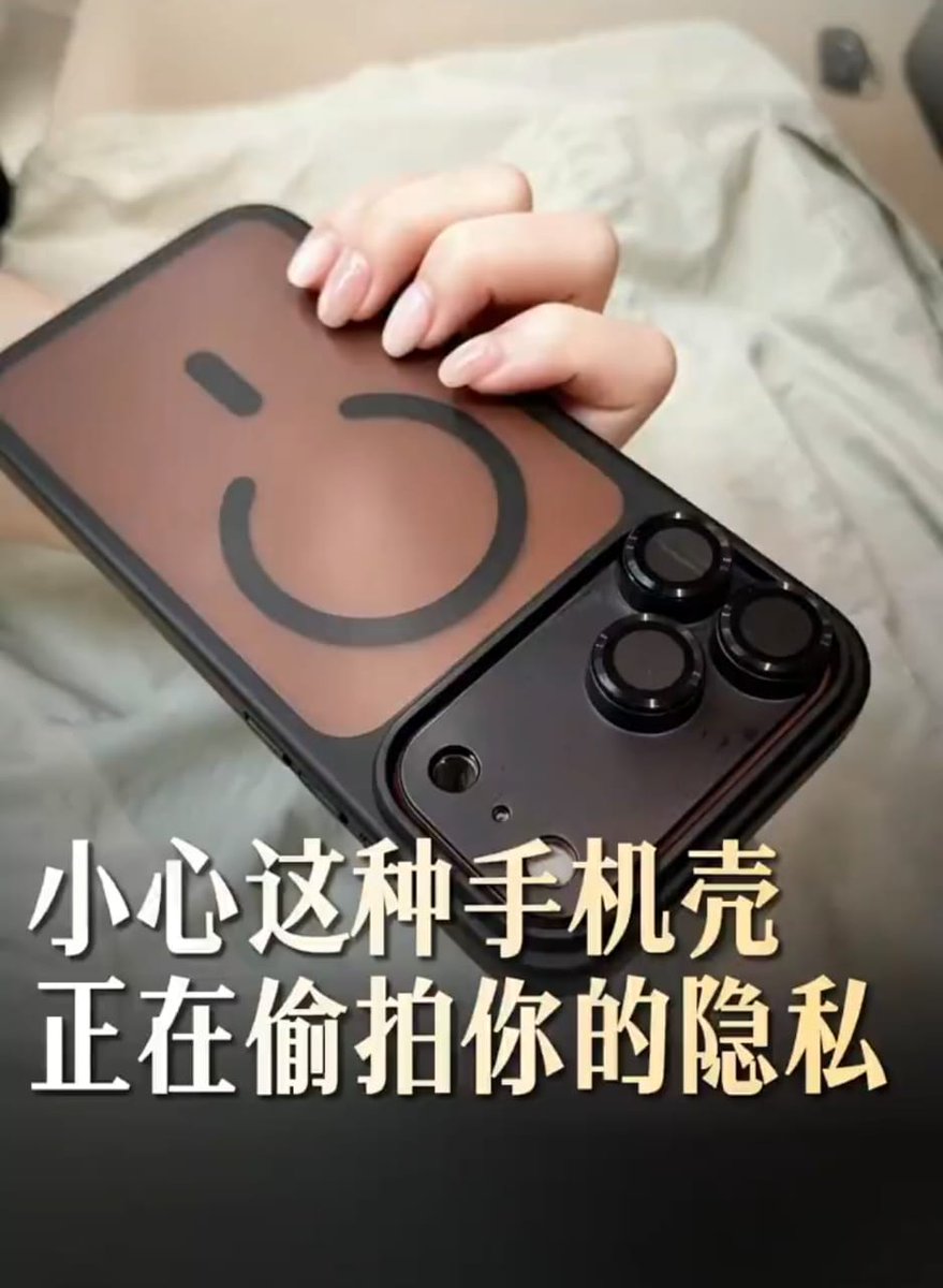 wangjupaian's tweet photo. 【中国“偷拍手机壳”热卖：几块棱镜，卖到800元】8月13日，央视曝光一款正在电商平台热卖的“折射手机壳”。它在手机摄像头前加装棱镜，改变进光方向，手机即使平放在桌面，也能拍到侧前方画面。部分商家甚至直接把“偷拍”当卖点。

更隐蔽的“无孔款”，会用透光塑料把镜头完全遮住，再搭配息屏录像软件，外观看起来只是普通手机。为了躲避平台监管，一些商家还把手机壳、棱镜等部件拆开分别发货。

央视称，因为主打偷拍，这类棱镜成本只有几十元，成品却能卖到300至800元，溢价数十倍。