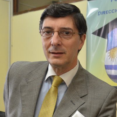 elmatidelcap_'s tweet photo. Ya confirmado que Barrera no va a postularse como candidato, la única opción correcta que queda es Carlos Lazzarino.

Un señor con todas las letras, con ideas y la convicción de cambiar todo lo malo que le vienen haciendo al club.

Es momento de un cambio en Peñarol. https://t.co/9IdQ87Abj2