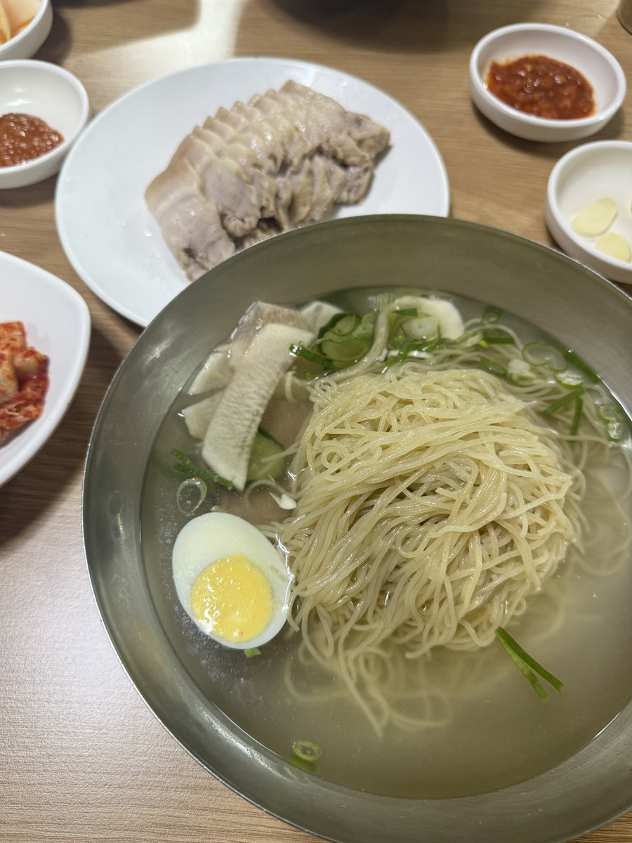 gaura_115's tweet photo. ジナニがおすすめしてくれた平壌冷麺も食べた🥳（たぶんここのはず…）

すっきり優しい味、だけど出汁がおいしい！ポッサムも過去一くらいおいしかった🥹
※ポッサムは食べかけw

@iKONIC_143 #iKON #진환 https://t.co/QCAAywW7Gh
