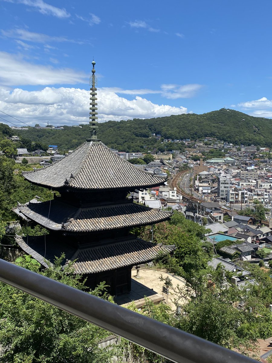 miz00000's tweet photo. 山の上までロープウェイで登って、炎天下を下山。途中のカフェで食べた桃のかき氷まさに地獄に仏だった。 https://t.co/QKHTfO3mI2