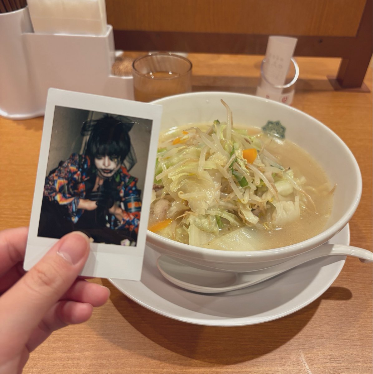 mippeeee's tweet photo. 見世物小屋は終わらない
夜光蟲お疲れ様でしたー！🙌
楽しすぎない？今日もいいライブでした☺️
めっちゃ熱かった〜！八雲さんかっこいいね。大好きだよ。ラーメンじゃ無いけど帰りに日高屋でタンメン食べた！
しばらくライブないのつらい…もう八雲さんに会いたいよー！！ https://t.co/97XyySHt1j