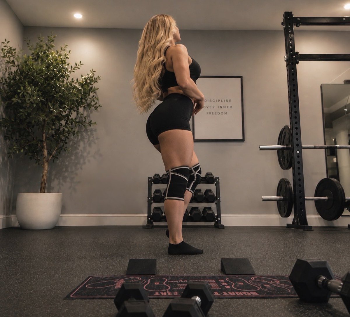 TheLilaVail's tweet photo. Soft where I want to be. Strong where I need to be.  

#LilaVail #GymGirl #Fitness #WomenWhoLift #GluteGoals #FitnessMotivation #GymLife #FitnessJourney #GluteDay #LegDay #FitnessContent https://t.co/XiZuFBzj3J