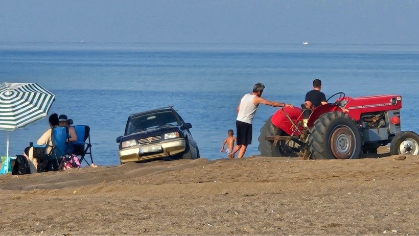 SaldaDernek's tweet photo. Antalya Kumköy’de Caretta caretta katliamı! 🐢💔

3,2 km’lik koruma alanına araçlarla giriliyor, yuvaların üzerine çadır kuruluyor, ateş yakılıyor, çöpler bırakılıyor.

Yuvalar eziliyor, yavrular kumun altında sıkışıyor.

Bu nasıl koruma? https://t.co/Nof8NfuvML