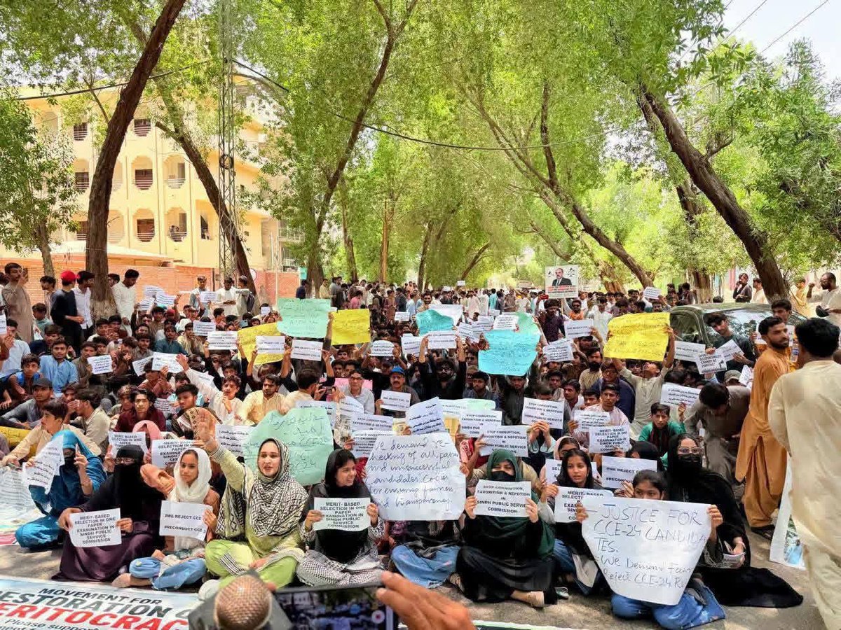 Roshnipub's tweet photo. Open letter to SPSC Member Kalpana Devi, daughter-in-law of Comr Sobho Gianchandani. Today SPSC stands for corruption & nepotism, crushing Sindh’s youth. As CCE24 protests enter day 20, we demand your resignation on moral grounds.
- Wajahat Hingorjo
#SPSC #StudentsRights https://t.co/WiQxUNaDfe