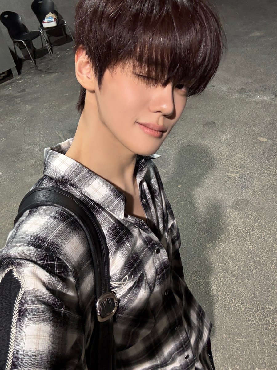 AND2BLE's tweet photo. 秋だから散歩に行くか？

#AND2BLE #앤더블
#KIMGYUVIN #김규빈 https://t.co/XK607sZVui
