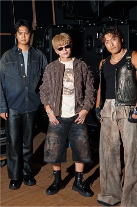 rm_298__'s tweet photo. 何回見ても金髪マッシュ好みでやばい
なんでこの集合写真だけ4kくれへんかったん？？？ https://t.co/H3RwPskUeD