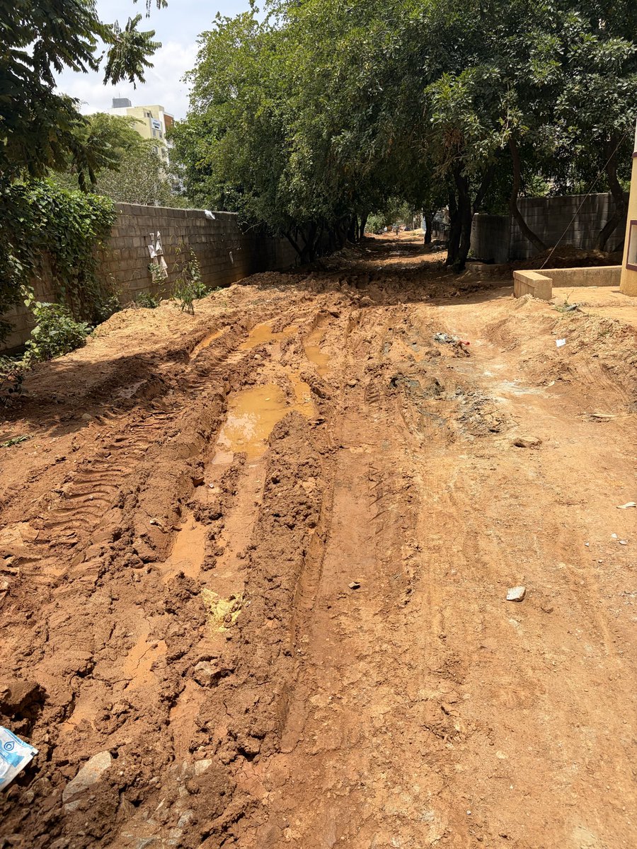 SandipChanda77's tweet photo. @timesofindia This is the condition of road, government is keep informing last 3-4 years. How many more deaths to happen so government can awake ? https://t.co/LBHkHOhh7C