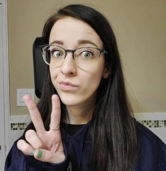 BBNicoleAUpates's tweet photo. Just took a nervous shit before a job interview it came out like a log #NicoleAnthony https://t.co/6jvp1wRkyj