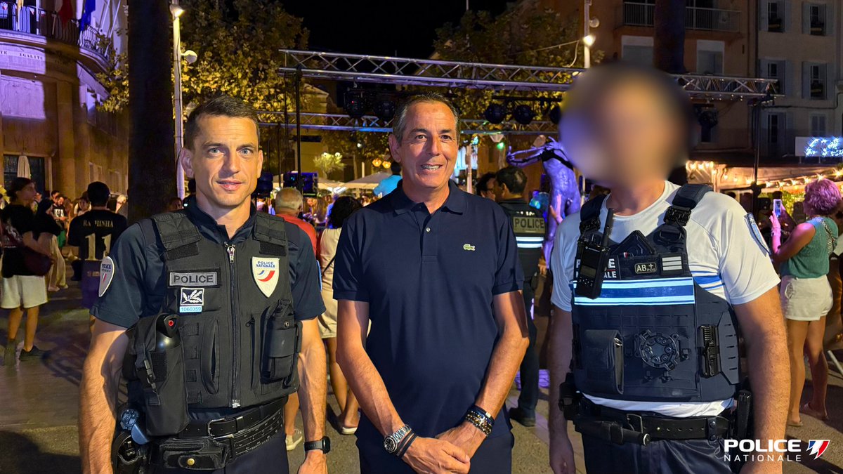 PoliceNat83's tweet photo. 🎉 Hier soir à #Bandol ! 🎶
La #CPN#Sanary 👮👮♀️ était mobilisée sur le port pour assurer la sécurité de la soirée DJ, aux côtés du GSP soirée et de la Police Municipale, en présence de M. le Maire de Bandol.
La Sécurité de tous, notre priorité ! 💪
#Sécurisation https://t.co/EKK6ZbQFtO