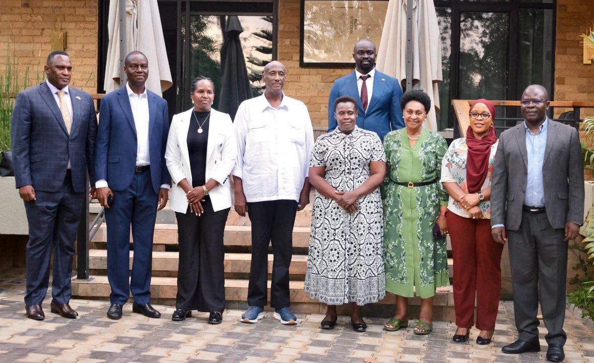 kamukamafredie's tweet photo. At Heritage Nucleus Model Farm, Kapeeka, Hon. Hajjat Aminah Mukalazi joined H.E. Vice President Jessica Alupo, Rtd Gen. Caleb Akandwanaho Salim Saleh aka Rufu , Hon. Desire Muhoza, Hon. Jacqueline Mbabazi and Hon. Dr. Ongalo C. Obote to discuss wealth creation in Teso.

Gen. Saleh highlighted Greater Luwero’s 200+ industries and 50+ petrol stations as evidence of a thriving “money field.” Hon. Aminah pledged support for investment and agricultural value chains in Teso.