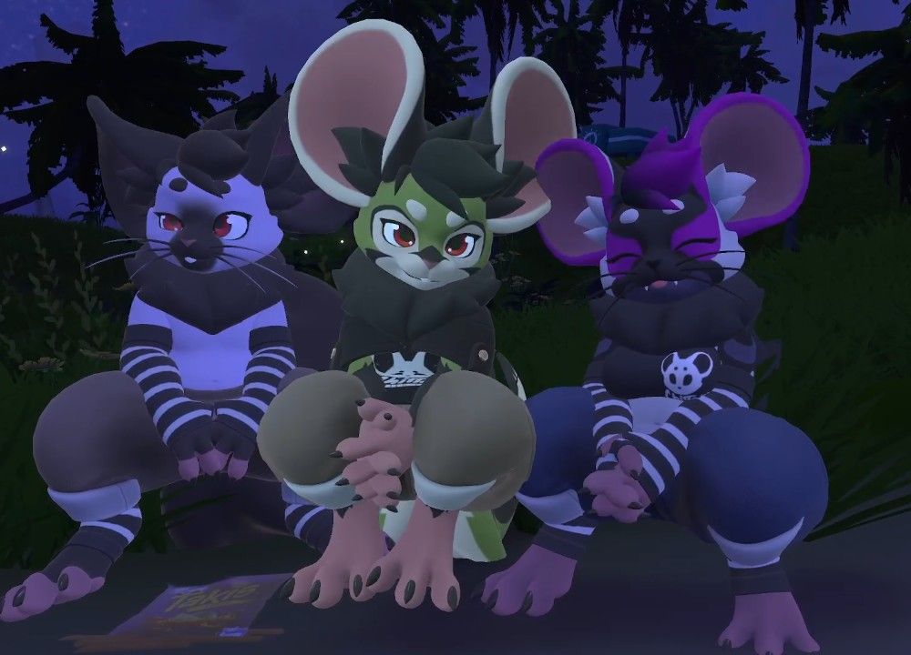 AlesenVR's tweet photo. We are BIG little mouse friends~! 💚🐭 https://t.co/FZ0PYCgXqI