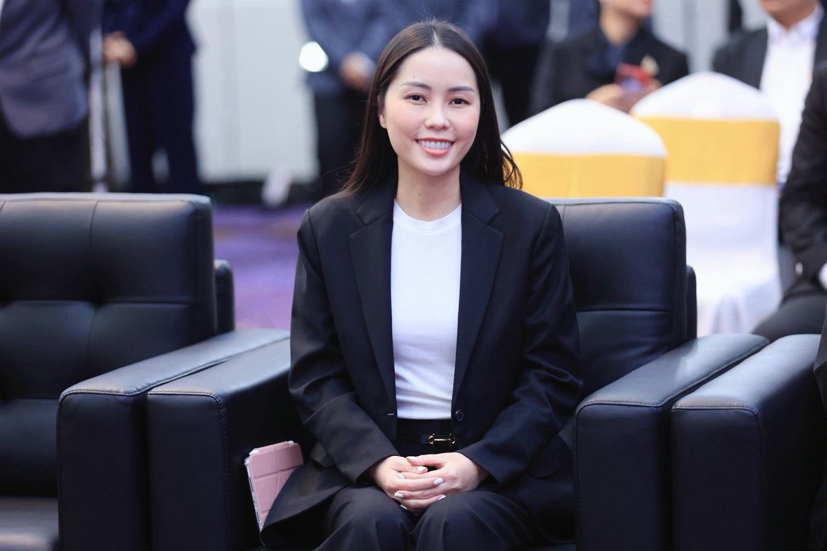TidaYingcharoen's tweet photo. วันนี้ธิดาได้เข้าร่วมงานแถลงข่าวเรื่องความพร้อมของประเทศไทยในการเป็นเจ้าภาพการประชุมรัฐมนตรีแรงงานอาเซียน ครั้งที่ 29 (ASEAN Labour Ministers Meeting: ALMM) ซึ่งจะจัดขึ้นระหว่างวันที่ 23–28 สิงหาคมนี้ เพื่อร่วมกันเตรียมแรงงานอาเซียนกว่า 357 ล้านคนให้พร้อมรับการเปลี่ยนแปลงของโลกการทำงาน ทั้งจาก AI เศรษฐกิจสีเขียว และสังคมสูงวัยค่ะ

ประเทศไทยจะผลักดันแนวคิด “การพัฒนาทุนมนุษย์อาเซียน: การรับรองทักษะฝีมือสู่การยอมรับในระดับสากล” ผ่านการรับรองหลักสูตรฝึกอบรม มาตรฐานฝีมือแรงงาน และศูนย์แห่งความเป็นเลิศอาเซียน พร้อมริเริ่มโครงการนำร่อง ASEAN Digital Skills Passport (DSP) เพื่อให้ทักษะของแรงงานได้รับการยอมรับและต่อยอดโอกาสในการทำงานได้กว้างขึ้น

การประชุมครั้งนี้จะมีผู้แทนจาก 11 ประเทศสมาชิกอาเซียน ประเทศคู่เจรจา จีน ญี่ปุ่น และเกาหลีใต้ รวมถึงองค์กรระหว่างประเทศ มาร่วมกำหนดทิศทางอนาคตแรงงานของภูมิภาค และผลักดันอาเซียนสู่การเป็นศูนย์รวมทุนมนุษย์ที่มีทักษะสูงค่ะ 

#ธิดารัตน์ยิ่งเจริญ #กระทรวงแรงงาน #ALMM #ASEANLabour #พัฒนาทุนมนุษย์