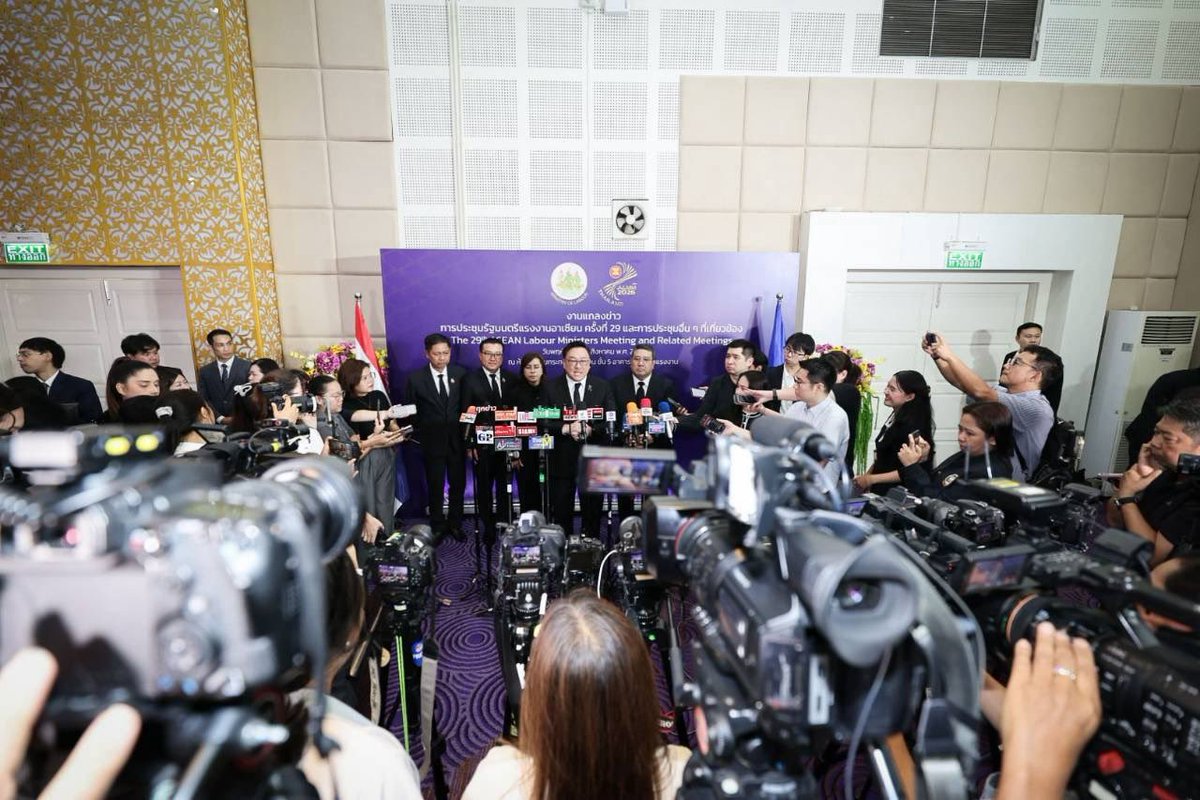 TidaYingcharoen's tweet photo. วันนี้ธิดาได้เข้าร่วมงานแถลงข่าวเรื่องความพร้อมของประเทศไทยในการเป็นเจ้าภาพการประชุมรัฐมนตรีแรงงานอาเซียน ครั้งที่ 29 (ASEAN Labour Ministers Meeting: ALMM) ซึ่งจะจัดขึ้นระหว่างวันที่ 23–28 สิงหาคมนี้ เพื่อร่วมกันเตรียมแรงงานอาเซียนกว่า 357 ล้านคนให้พร้อมรับการเปลี่ยนแปลงของโลกการทำงาน ทั้งจาก AI เศรษฐกิจสีเขียว และสังคมสูงวัยค่ะ

ประเทศไทยจะผลักดันแนวคิด “การพัฒนาทุนมนุษย์อาเซียน: การรับรองทักษะฝีมือสู่การยอมรับในระดับสากล” ผ่านการรับรองหลักสูตรฝึกอบรม มาตรฐานฝีมือแรงงาน และศูนย์แห่งความเป็นเลิศอาเซียน พร้อมริเริ่มโครงการนำร่อง ASEAN Digital Skills Passport (DSP) เพื่อให้ทักษะของแรงงานได้รับการยอมรับและต่อยอดโอกาสในการทำงานได้กว้างขึ้น

การประชุมครั้งนี้จะมีผู้แทนจาก 11 ประเทศสมาชิกอาเซียน ประเทศคู่เจรจา จีน ญี่ปุ่น และเกาหลีใต้ รวมถึงองค์กรระหว่างประเทศ มาร่วมกำหนดทิศทางอนาคตแรงงานของภูมิภาค และผลักดันอาเซียนสู่การเป็นศูนย์รวมทุนมนุษย์ที่มีทักษะสูงค่ะ 

#ธิดารัตน์ยิ่งเจริญ #กระทรวงแรงงาน #ALMM #ASEANLabour #พัฒนาทุนมนุษย์