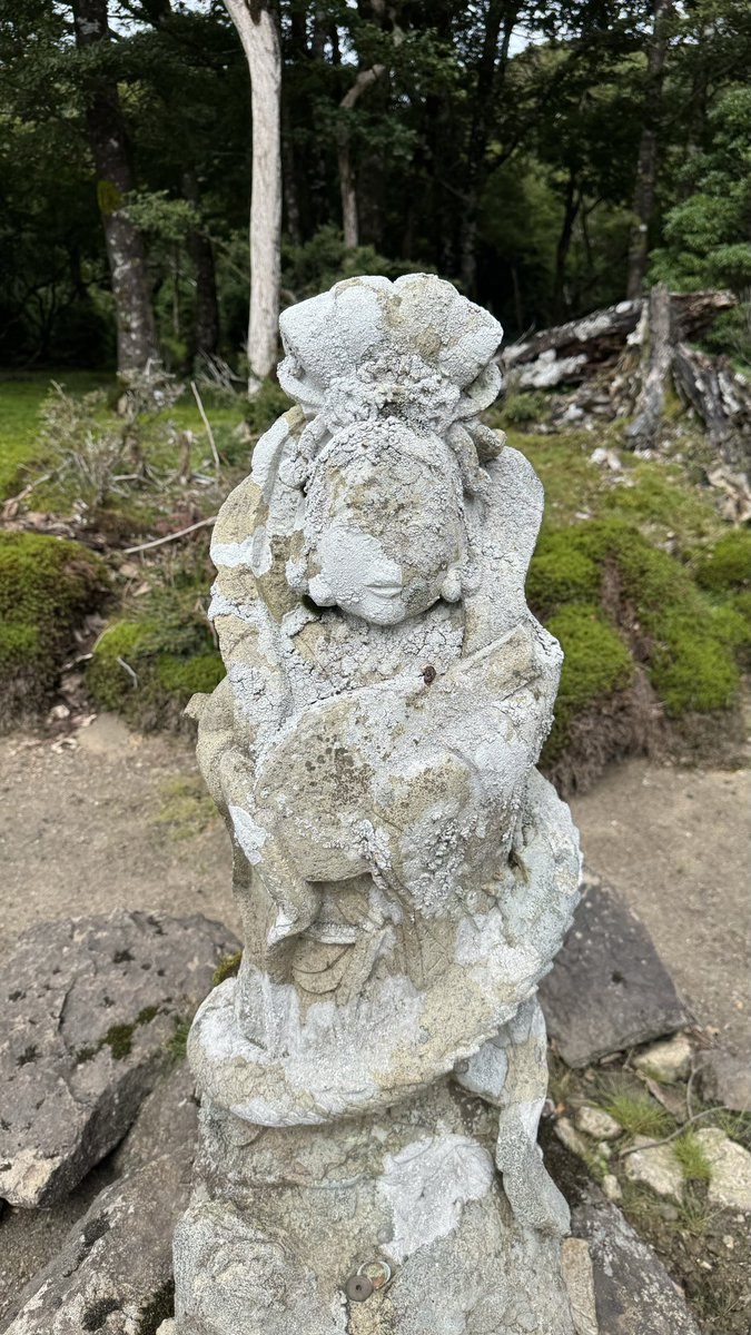 tsuchitani's tweet photo. 山、池、イモリ、竜宮城系の地蔵 https://t.co/FKdVzaVJ55