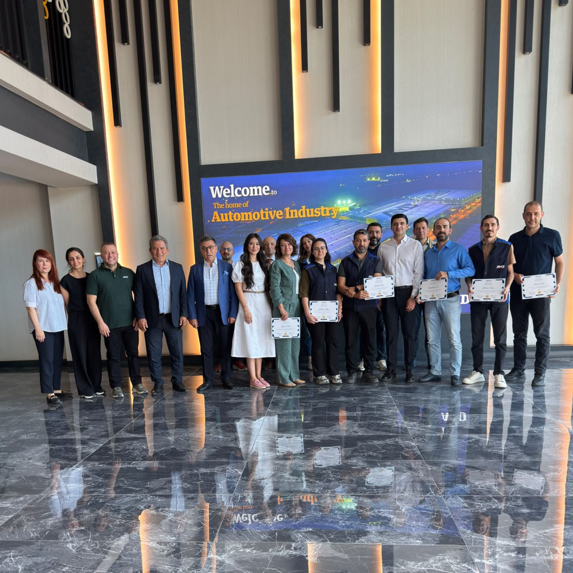 DGkurumsal's tweet photo. Bu ay başında #DemirGroup olarak değerli firmamız AYD Otomotiv'in merkezinde #Gümrük ve #DışTicaret konulu bir #eğitim düzenledik. Eğitimizin sonunda katılımcılarımıza hakettikleri #sertifika ları takdim ettik. İşbirliğimizin daha uzun yıllar sürmesini temenni ederiz.. https://t.co/zEd9H4yJZL