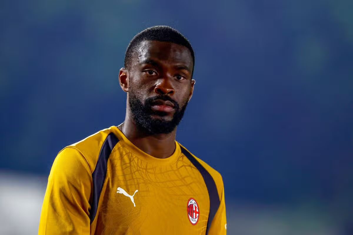 FabrizioRomano's tweet photo. 🚨🔴⚫️ Fikayo Tomori has been included into AC Milan exit list today; he’s available on the market.

Decision made following talks between Ruben Amorim and chairman Gerry Cardinale. https://t.co/TlysD3Mu7B