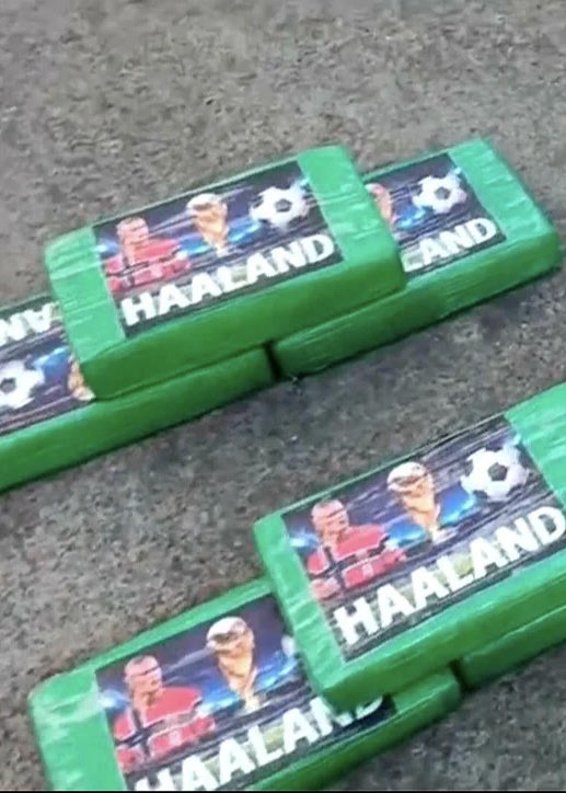 PolymarketSport's tweet photo. 🚨JUST IN: Police in Ecuador have seized 1,000 pounds of cocaine with Erling Haaland’s face on the packaging https://t.co/FK1c2XHhfe