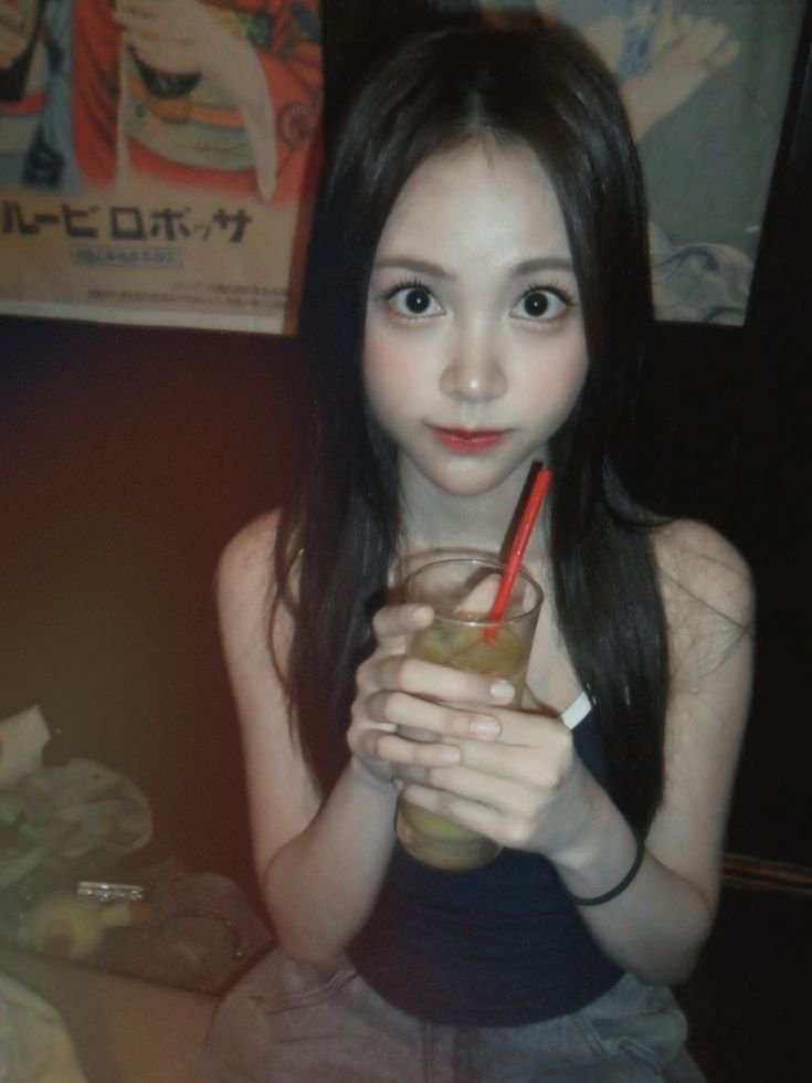 IconicCarmenita's tweet photo. Minum malam hari ini saya bikin jus alpukat. Karena alpukat tetangga belom panen, jadi saya ganti kimpul. Karena kimpul dijus gak make sense, jadi saya ganti tomat. Karena kemarin udah minum jus tomat, jadi saya ganti sushi. Jadi saya malam ini makan sushi https://t.co/7BbY52mzpV