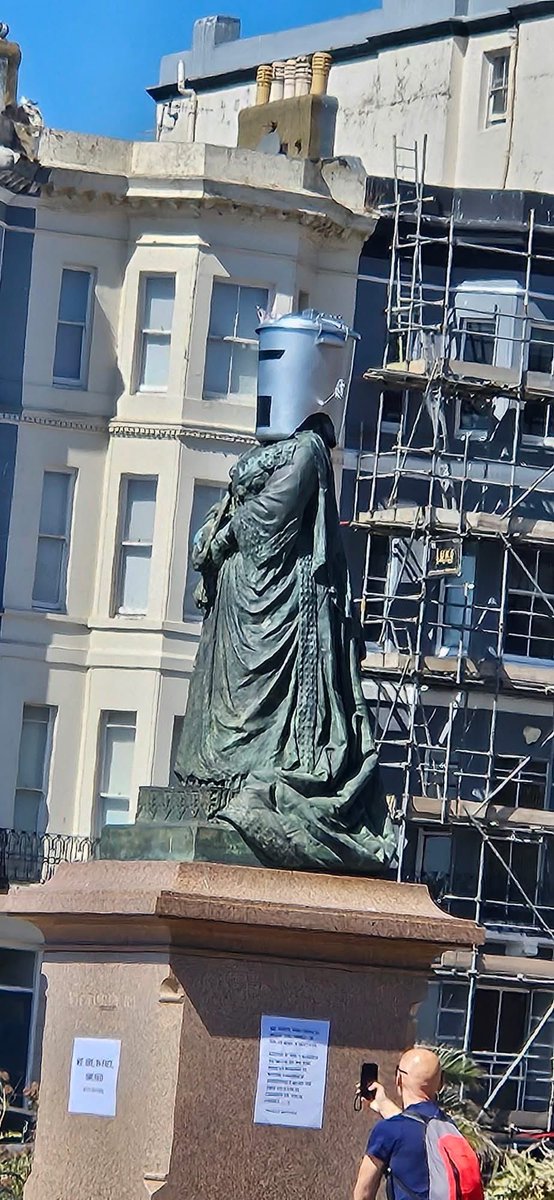 TopTerf's tweet photo. Clacton goes to the polls today. Down in St Leonards, Her late Majesty appears to have made her candidate choice clear. 🗑️👑

#ClactonByElection #Clacton #CountBinface #UKPolitics #Politicstwitter⁠ https://t.co/sm9Atj7s3g