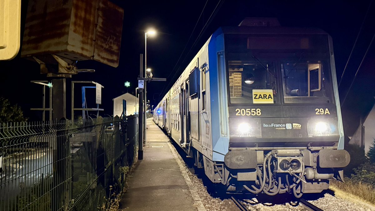 RailsEnVue's tweet photo. Après un découché Austerlitz qui nous a permis de voir cette belle éclipse, ce matin c’était réveil très matinal pour nous rendre à Etampes et faire le premier du matin à 4h29 avant de faire un tour de Dourdan! 

Demain, place à la dernière de la semaine ☺️ https://t.co/yxKom4Jc5i