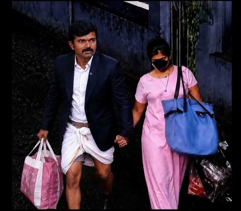 LegenD_AK_tweet's tweet photo. முத்துக்குமாரின் இறப்பிற்கு பிறகு சாட்டை துரைமுருகன் முத்துக்குமாரின் மனைவியுடன்..😂🤣🤣 @Saattaidurai https://t.co/1BnArZPnIe