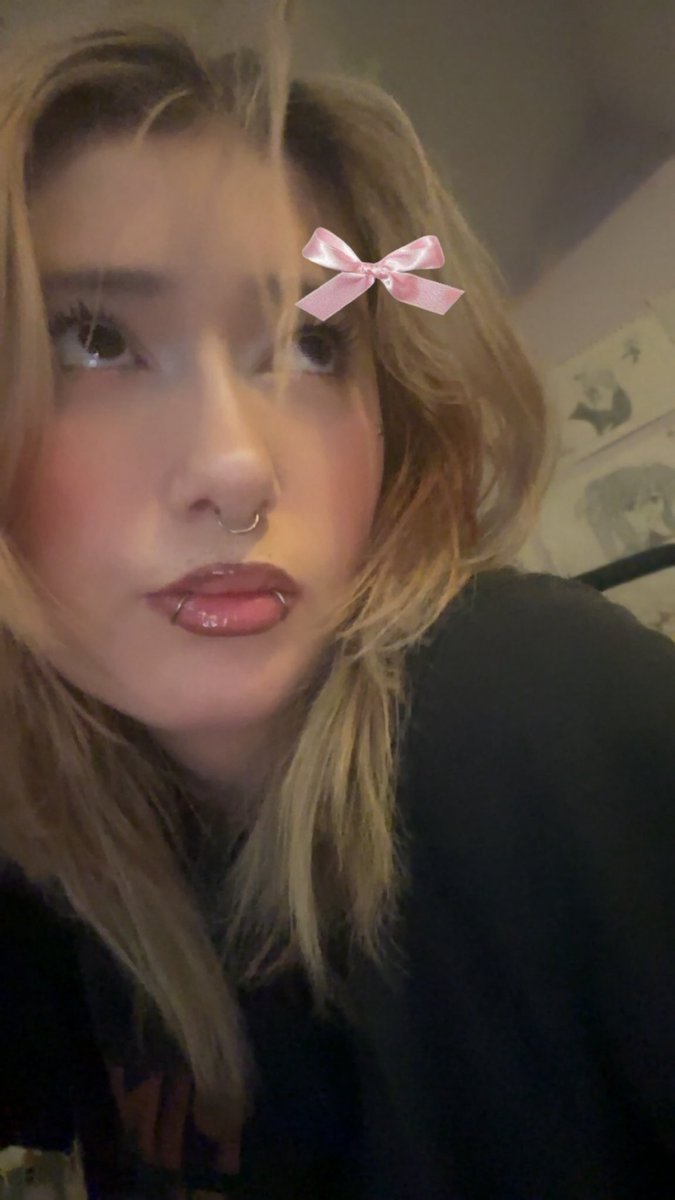 meow_yippiee's tweet photo. This is a live pic of me rn so lets begin 
Hi im ellie im 20 years old i can assure u am not a bot add me im up for anything i like smoking weed chilling and music and vibes hope we can all get along and come have a joint with me im from the uk #drugtwt https://t.co/BqRy4pLJAu