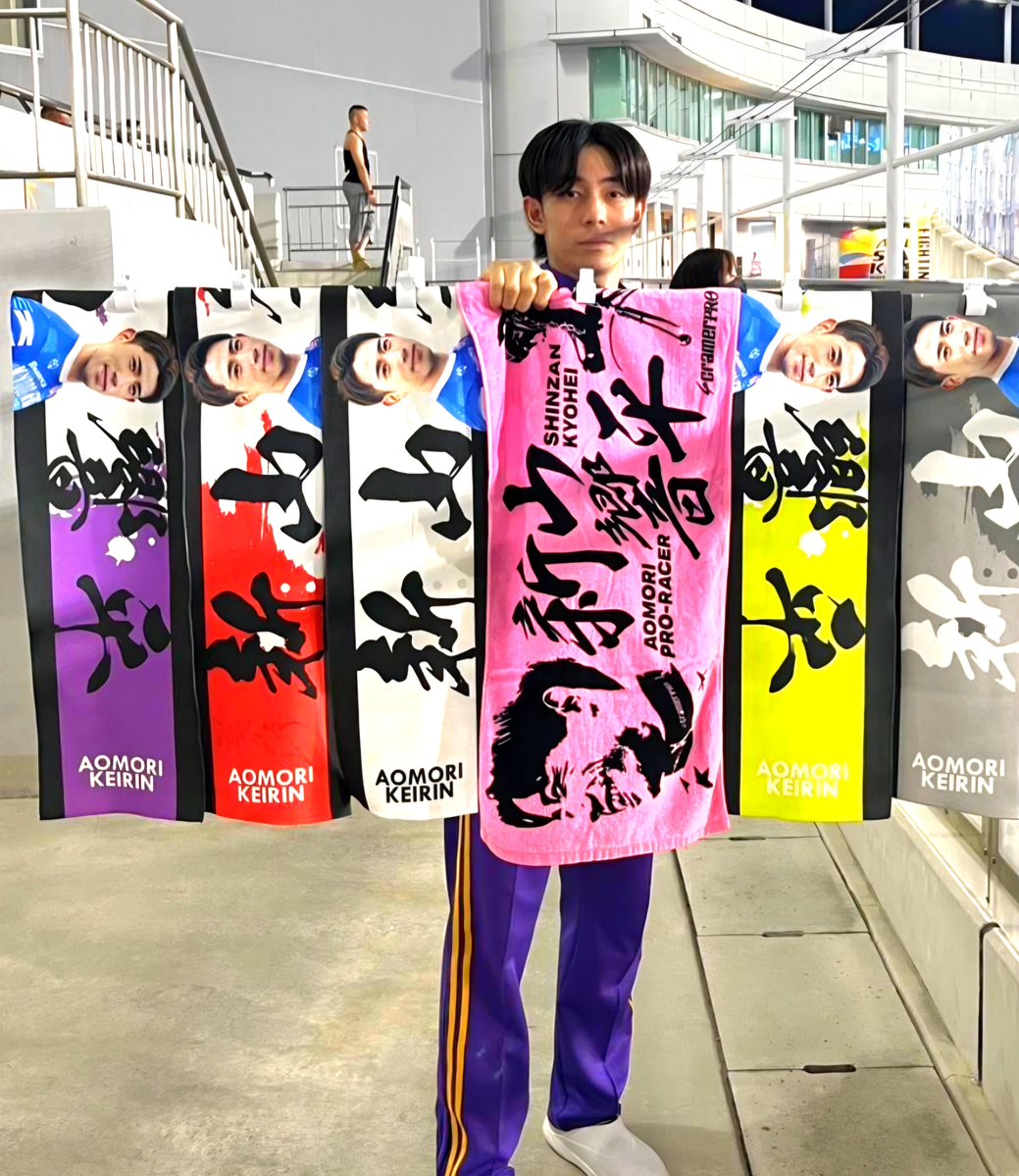 aomorikeirin's tweet photo. 🎆 #オールスター競輪 G1🎆

落車の影響が心配されていた新山響平 選手ですが…

これぞ『北の結束‼️』🔥

ラインの援護を受け、見事に逃げ切りました✨
誰にも前を出させない、響平選手らしい力強い走りでした🔥

そして、#郡司浩平 選手の熱烈なファンの方や、熱い響平ファンの大声援が、テレビ越しにも聞こえてきました📣

今回、現地へ行けなかった #新山響平後援会 会長も、

「こんなにたくさんの皆さんに応援してもらっているんだと思ったら、涙が溢れてきました」

と話していました😢✨

🔸準々決勝B🔸

#守澤太志 選手
#山崎芳仁 選手
#大槻寛徳 選手

🔸準々決勝A🔸
#阿部拓真 選手
#新山響平 選手
#菅田壱道 選手
#渡部幸訓 選手
#中野慎詞 選手

北日本から８名が準決勝進出を目指します🔥

ガンバレ🔥 北日本‼️

そして、地区プロを控えているだけに、

#新田祐大 選手、#成田和也 選手の怪我の状態も心配です😢

🔸写真提供🔸
新山響平後援会専属カメラマン📸