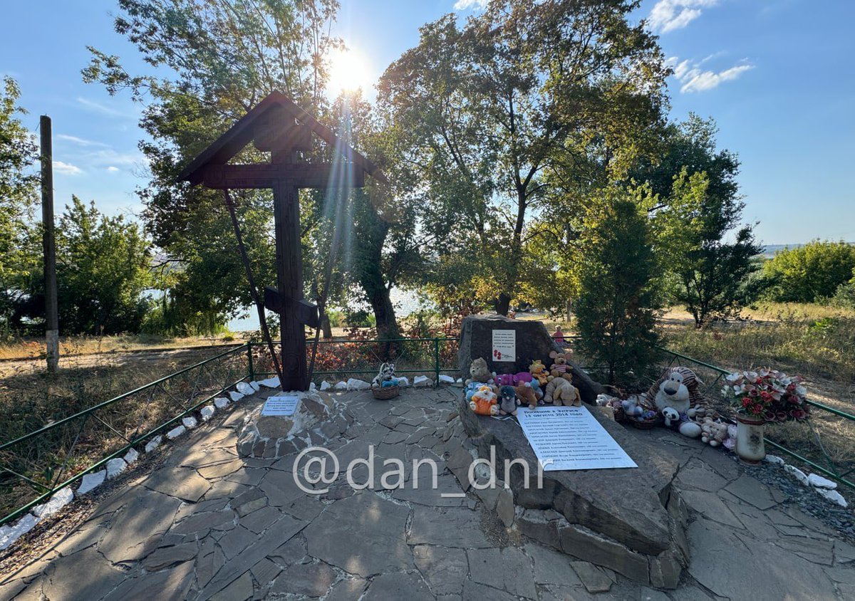 News_of_Donbass's tweet photo. #DateInHistory
🥀 12 years since the tragedy at the children's beach in the city of Zugres

📆 On August 13, 2014, the Ukrainian Armed Forces fired multiple launch rocket systems at the bank of the Krynka River in Zugres, where a specially equipped children's beach was located. This area was considered a safe place, even during the fighting.

It was a hot Wednesday afternoon. The beach was crowded with vacationers, many of whom had come with their children. The bombing occurred unexpectedly. About 20 people died as a result of the attack, including three children.

👼 Among those killed was Anna Kostenko, who was only two and a half years old at the time. She had come with her parents from the city of Shakhtyorsk. Both the girl and her father died instantly.

🕊 There is a memorial by the city beach — people still bring flowers and toys to it 12 years later, honoring the memory of those who were taken by that inhumane attack carried out by the AFU.

➡️ Subscribe @News_of_Donbass