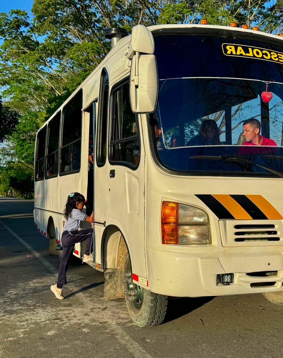 GobArauca's tweet photo. Para muchos niños del campo, estudiar empieza mucho antes de entrar al salón: empieza cuando llega el bus que los recoge. Sin transporte simplemente no podrían llegar a clases. Por eso el transporte escolar rural les abre todos los días la puerta para estudiar y seguir adelante. https://t.co/0f4rsHm7v7