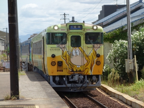 jougokei's tweet photo. 後藤で境線の「ねずみ男列車」に乗ったらちゃんと水木しげるモノのTシャツ着たりグッズつけたりした人をちらほら見かけたのでさすがだなあと感心しました。 https://t.co/05ixcB8C4O