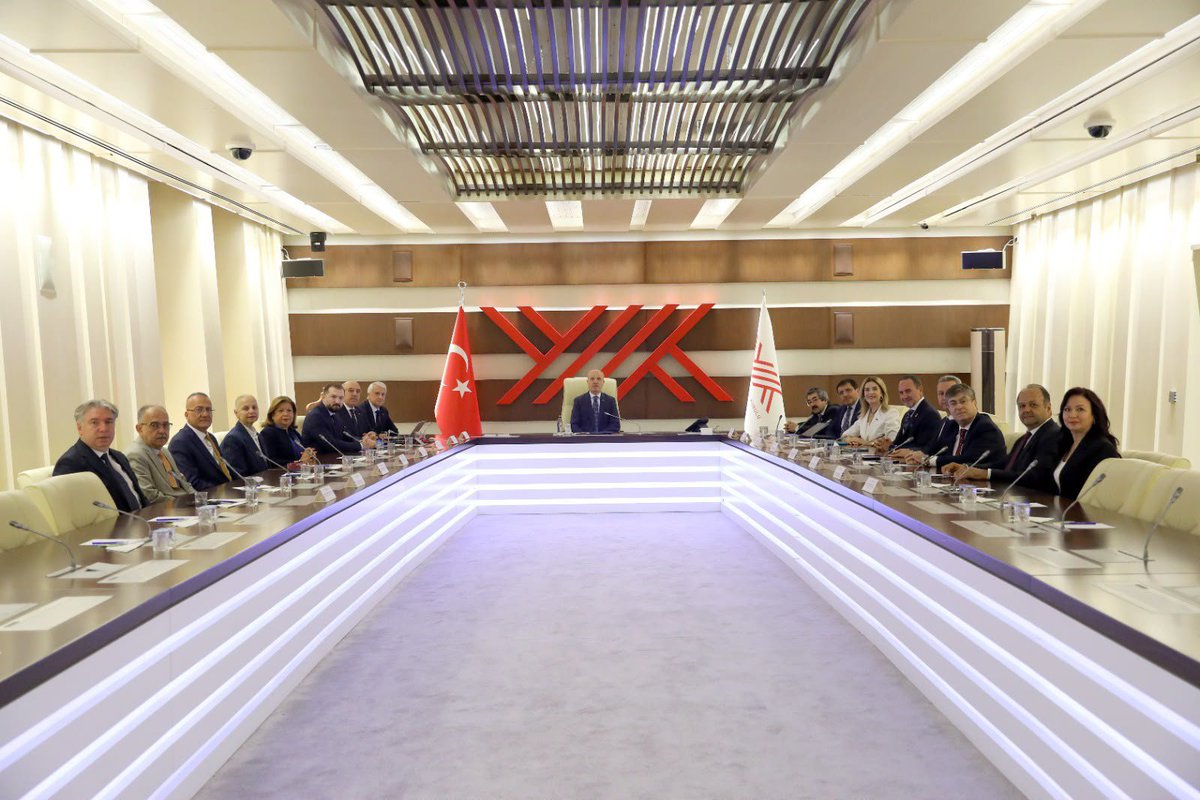 hkunv's tweet photo. Rektörümüz Prof. Dr. Gül Rengin Küçükerdoğan Mazbatasını Aldı 

Cumhurbaşkanımız Sayın Recep Tayyip Erdoğan’ın tensipleriyle Rektörlük görevine atanan Prof. Dr. Gül Rengin Küçükerdoğan, Yükseköğretim Kurulu Başkanlığında düzenlenen törenle mazbatasını YÖK Başkanı Prof. Dr. Erol Özvar’dan teslim aldı.

Araştırmadan eğitime, uluslararasılaşmadan inovasyona uzanan güçlü vizyonuyla üniversitemizin akademik kalite ve kurumsal gelişim konularındaki gelişimine yeni değerler katacak olan Rektörümüz Prof. Dr. Gül Rengin Küçükerdoğan’ı tebrik ediyor; yeni dönemin öğrencilerimiz, akademik ve idari kadromuz ile tüm HKÜ ailesi için başarılarla dolu olmasını diliyoruz. 

@erolozvar
@YuksekogretimK

#hkunv #HKÜ #HasanKalyoncuÜniversitesi #YÖK #HküherYerde