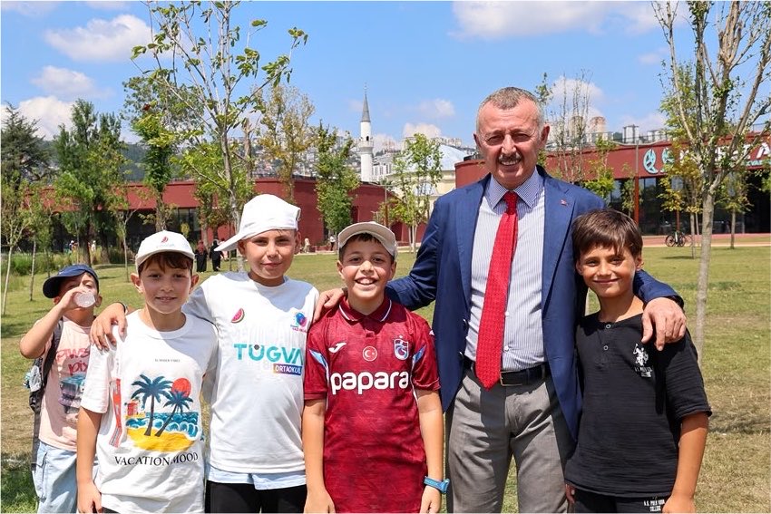 tahirbuyukakin's tweet photo. Türkiye Gençlik Vakfı Kocaeli İl Temsilciliği tarafından Fuarpark’ta düzenlenen Yaz Okulu Kapanış Programı’nda evlatlarımızla, gençlerimizle bir araya geldik.

Çocuklarımızın ve gençlerimizin hem öğrenerek hem de eğlenerek verimli bir yaz dönemi geçirdiği bu güzel programda; medeniyetimizin köklü değerlerine sahip çıkmanın, azimle çalışmanın, üretmenin ve geleceğe daha güçlü bir Türkiye bırakmanın önemini konuştuk.

Biz, gençlerimize güveniyoruz. Türkiye Yüzyılı’nı inşa edecek olan; inancıyla, bilgisiyle, ahlakıyla, çalışkanlığıyla ve idealleriyle yetişen bu genç nesildir.

Her bir evladımızın gözlerindeki heyecan, yüreklerindeki cesaret ve zihinlerindeki büyük hedefler, yarınlarımıza olan inancımızı daha da güçlendiriyor.

Bu anlamlı programın düzenlenmesinde emeği geçen TÜGVA Kocaeli ailesine özveriyle görev yapan eğitmenlere ve evlatlarımızın her daim yanında olan kıymetli ailelerimize gönülden teşekkür ediyorum.

Rabbim evlatlarımızın yollarını, bahtlarını ve zihinlerini açık eylesin. Ülkemize, milletimize ve tüm insanlığa hayırlı hizmetler yapmayı nasip etsin.