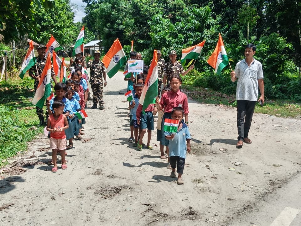 54bnssbI's tweet photo. दिनांक 13/08/2026 को 54वीं वाहिनी, सशस्त्र सीमा बल बिजनी (असम) के सीमा चौकी लक्ष्मीझोरा के कार्यक्षेत्र में उच्च मुख्यालय के निर्देशानुसार “हर घर तिरंगा” अभियान के तहत स्कूल बच्चों के साथ तिरंगा मार्च का आयोजन किया गया |
@SSB_INDIA 
@SSBFTRGUWAHATI_ 
@DigRangia https://t.co/F4hnqIXmep