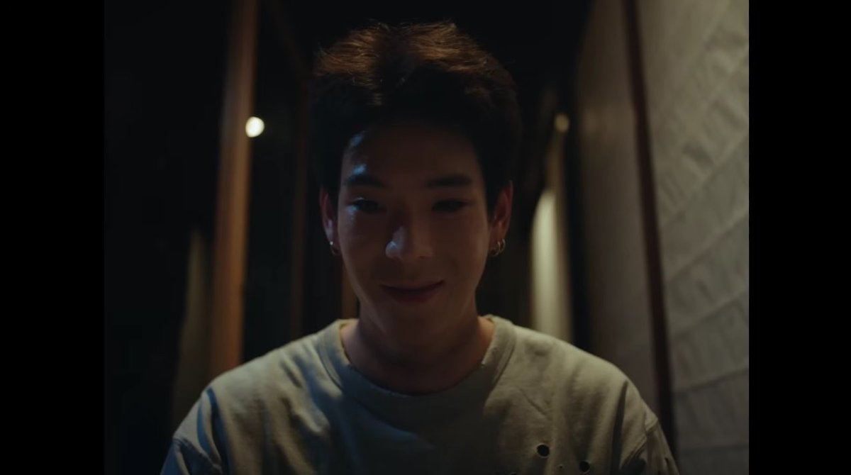 Kunkarn's tweet photo. ��พลงเพลิดเพลินของ Potato เนื้อหาเอาตายเหมือนกันนะ เพลงสำหรับคนไม่ move on ใครอกหักมาฟังอาจจะเหมือนถูกฆ่าให้ตายทั้งเป็น ภาพจำตอนอกหักเหมือนกลับมาฉายซ้ำ แต่ท่ามกลางการฆ่าเลือดสาด เจเลอร์หล่อมากค่ะ แค่ยิ้มป้าก็เหมือนฟังได้ฟังเพลงรัก รักหนุ่มตี๋สุดๆไปเลยยยย 555555 #เพลิดเพลิน https://t.co/weYCZylrx3
