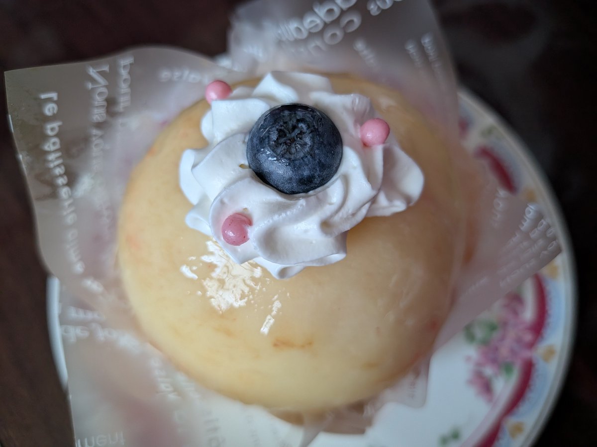 remonehas's tweet photo. モン高砂堂さんの「ももちゃん」をいただきました。みずみずしい桃が大胆にのっていて、中には甘酸っぱいベリー系ソースが入っていて、とても美味しいです☺夏〜🎐 https://t.co/EvMkf9fPQ1